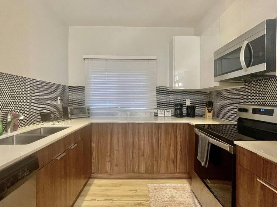 Stylish 3-bdrm suite w free Parking