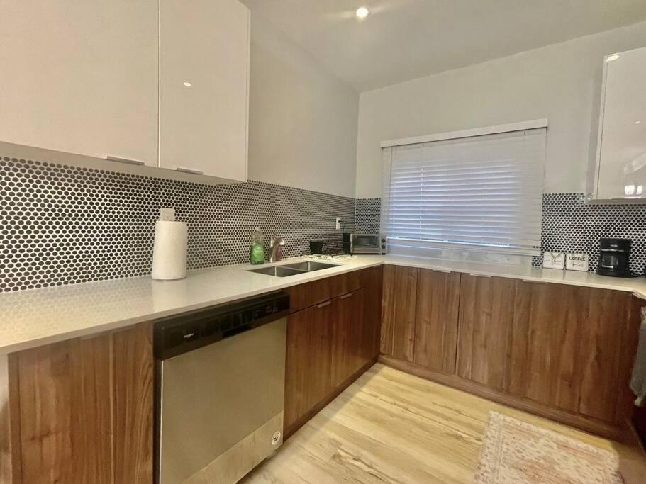 Stylish 3-bdrm suite w free Parking