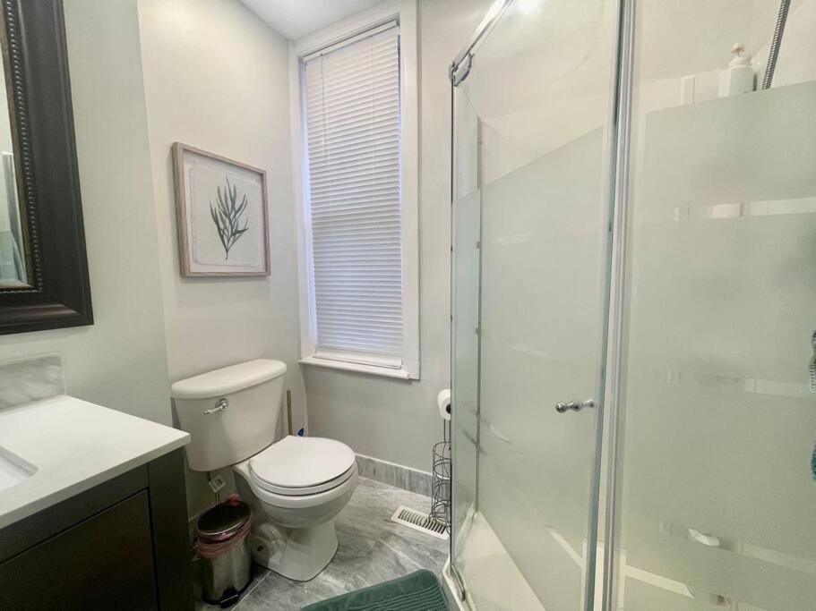 Stylish 3-bdrm suite w free Parking