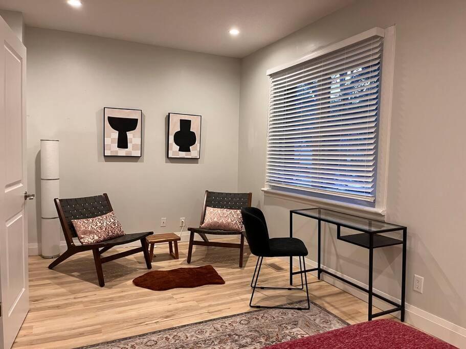 Stylish 3-bdrm suite w free Parking