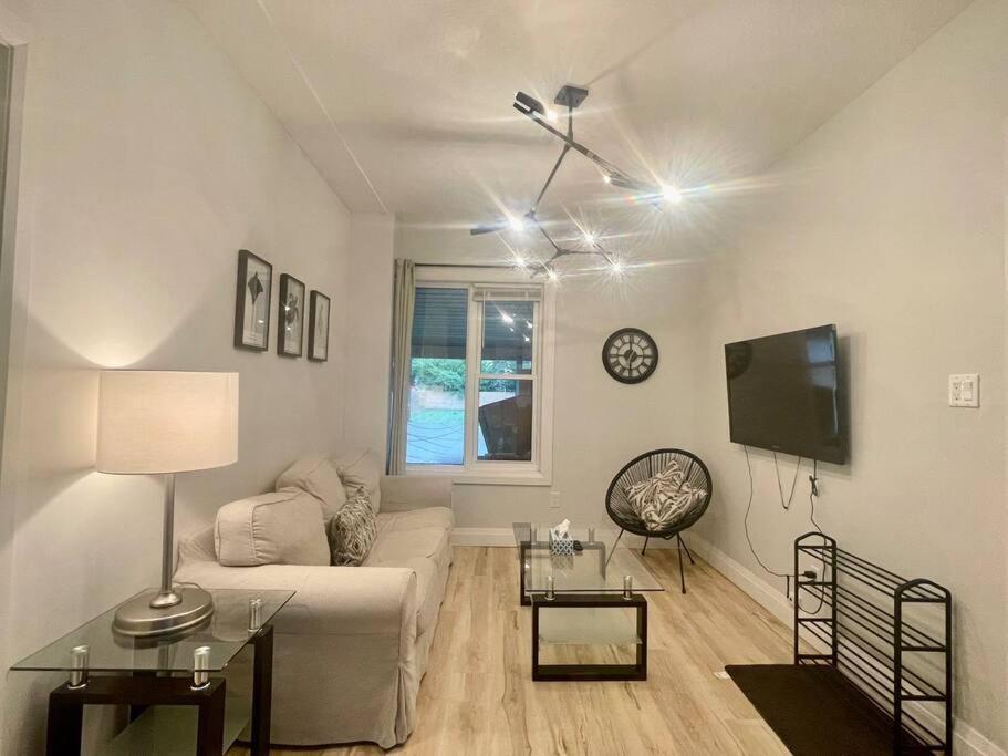 Stylish 3-bdrm suite w free Parking