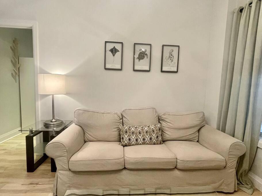 Stylish 3-bdrm suite w free Parking