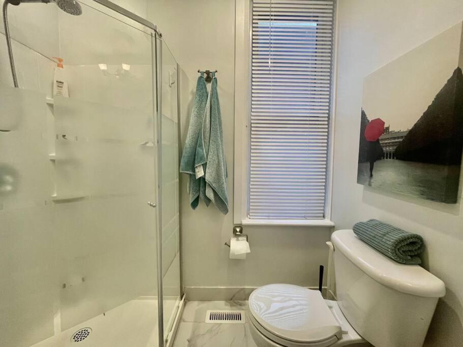 Stylish 3-bdrm suite w free Parking
