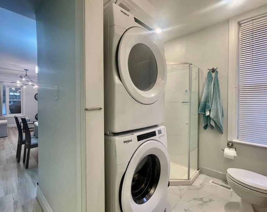 Stylish 3-bdrm suite w free Parking