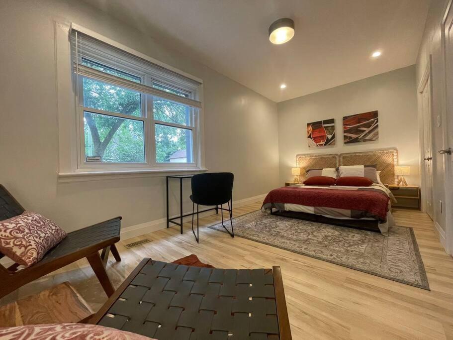 Stylish 3-bdrm suite w free Parking