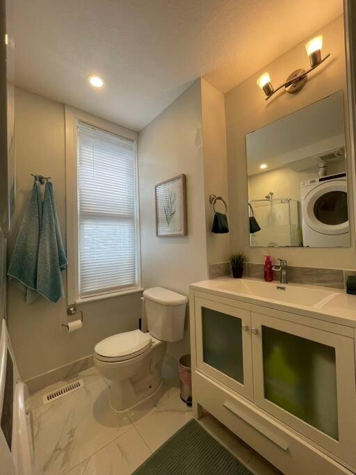 Stylish 3-bdrm suite w free Parking