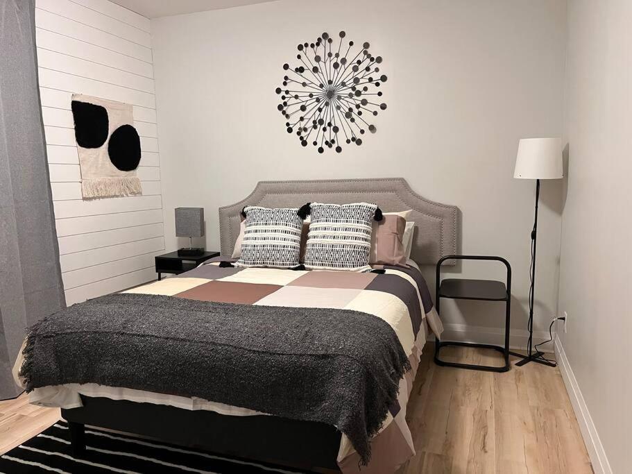 Stylish 3-bdrm suite w free Parking