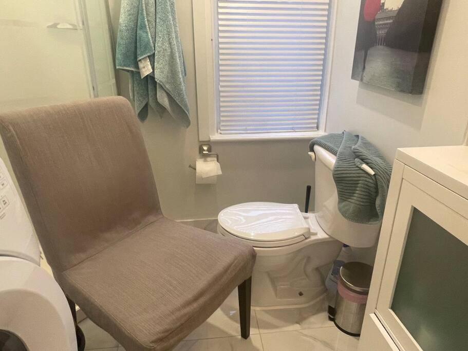 Stylish 3-bdrm suite w free Parking