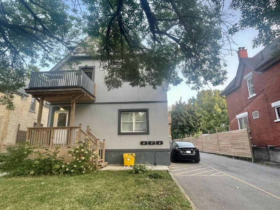 Stylish 3-bdrm suite w free Parking