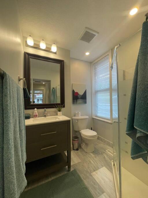 Stylish 3-bdrm suite w free Parking