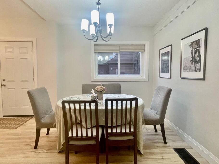 Stylish 3-bdrm suite w free Parking