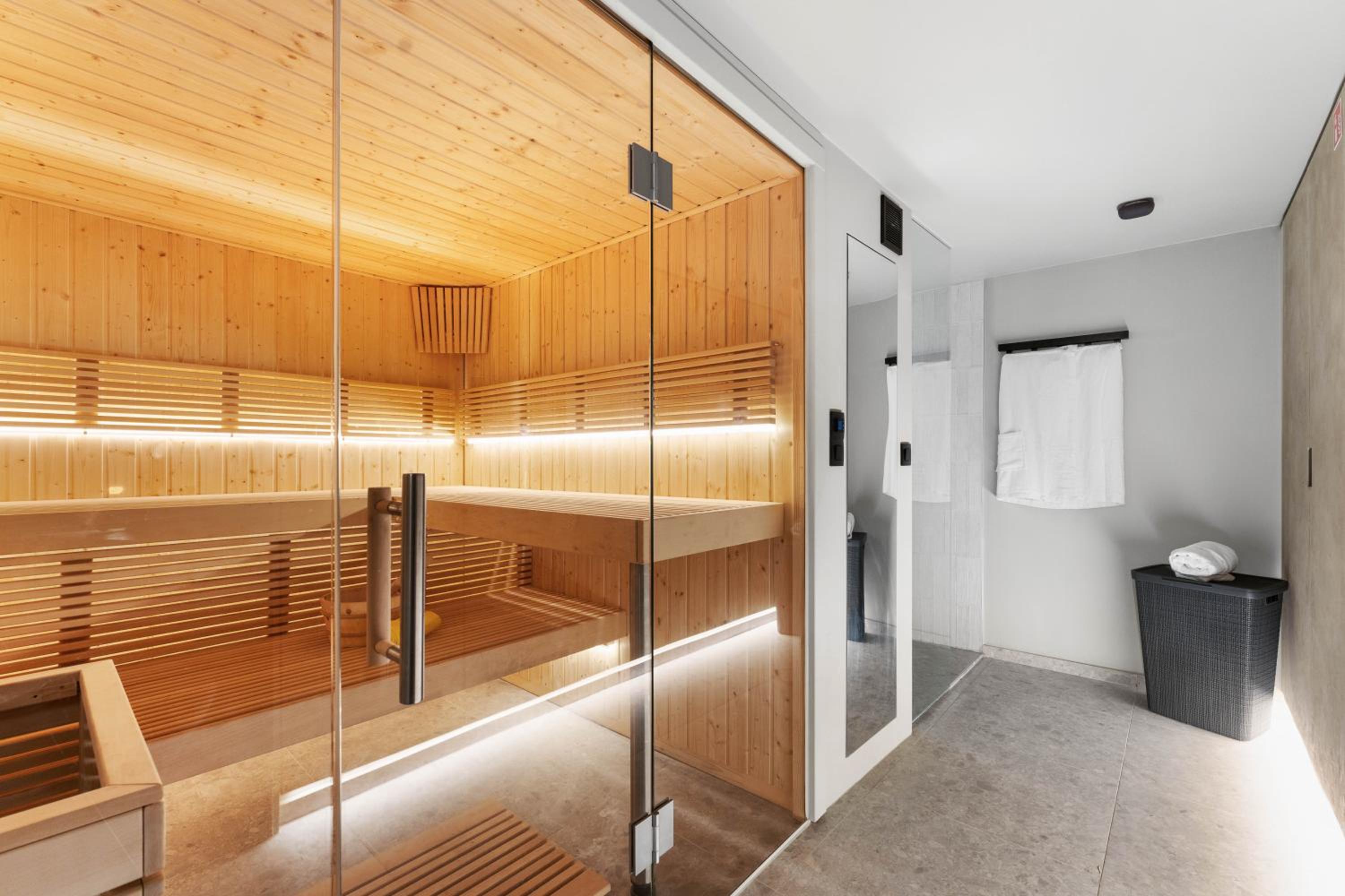 Modern & Spacious House with Wellness