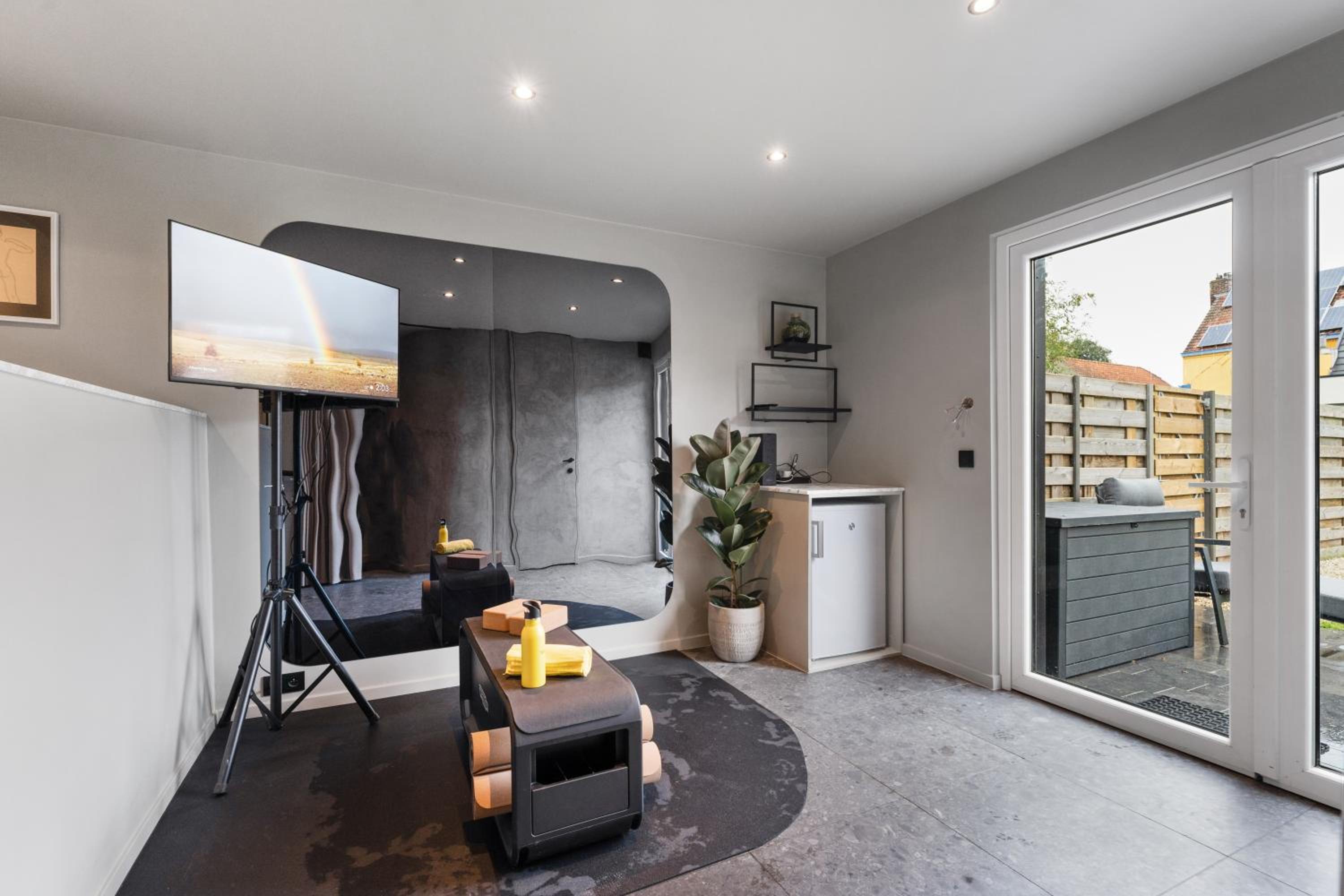 Modern & Spacious House with Wellness