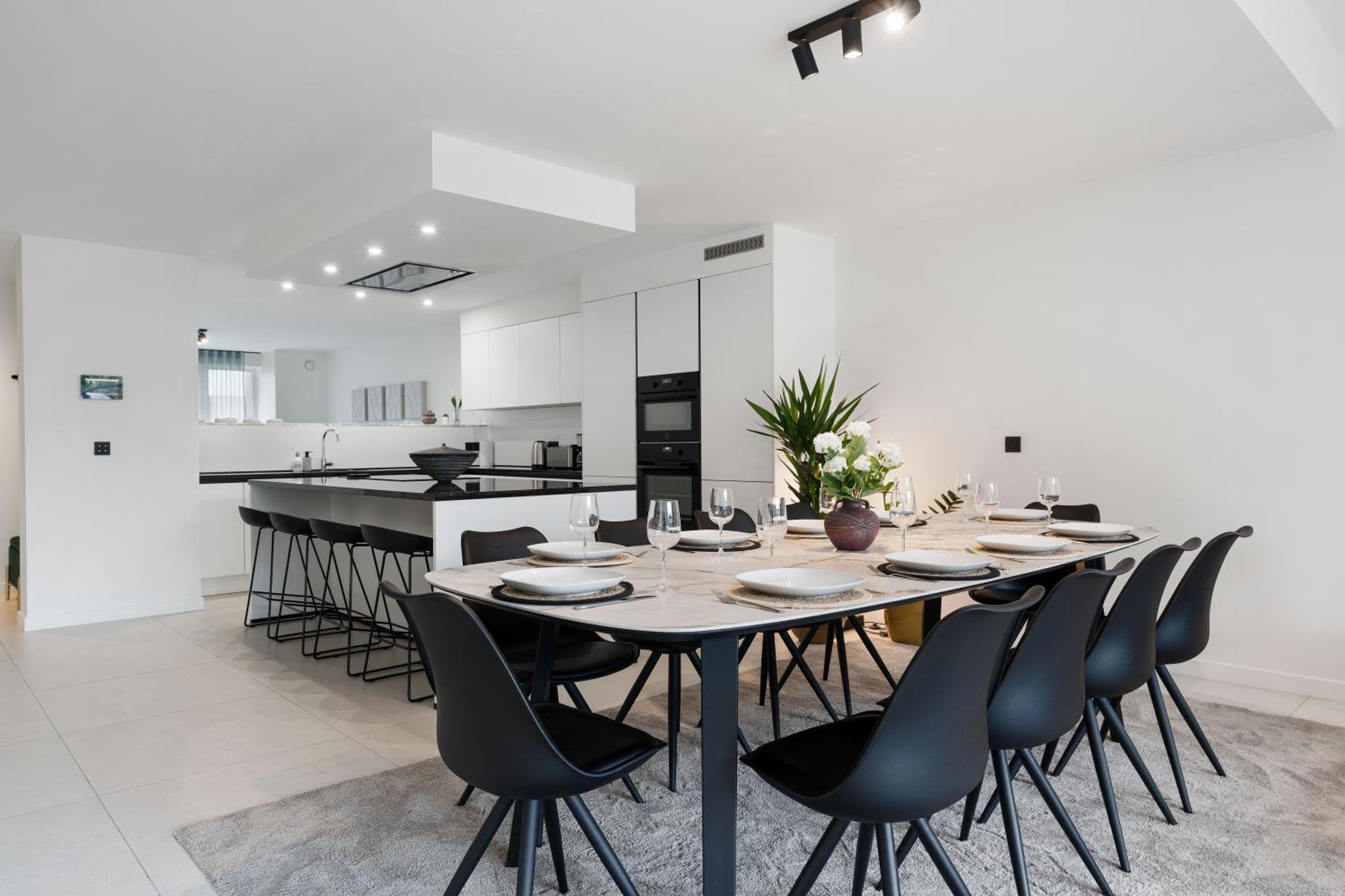 Modern & Spacious House with Wellness