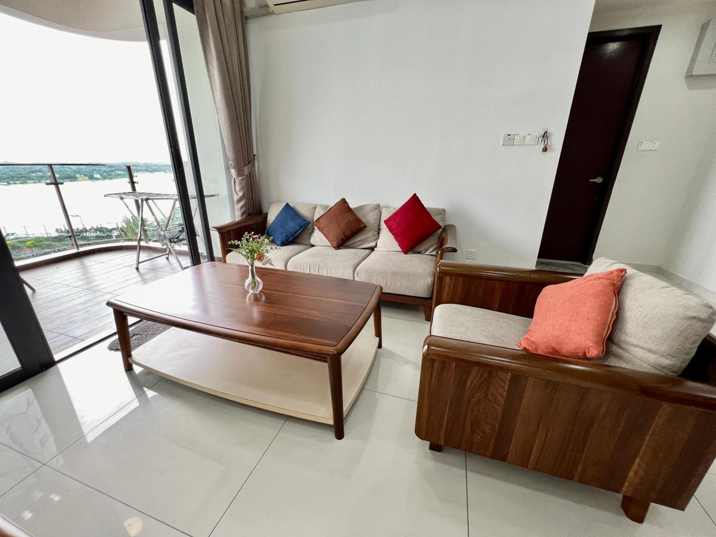 DangaBay 2R 4pax with Balcony Seaview near CIQ by Wehome