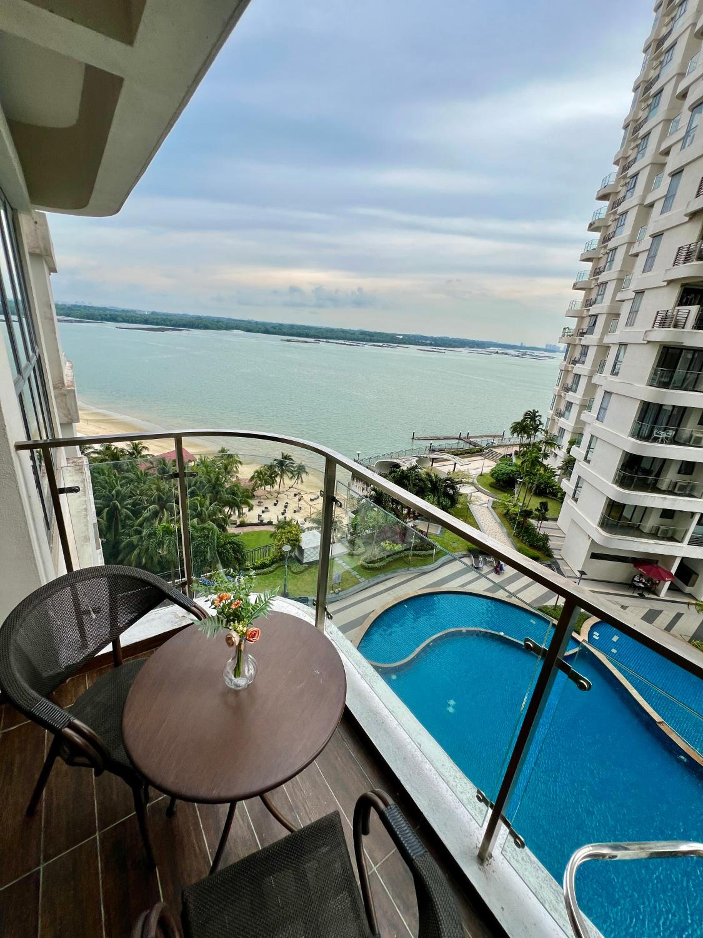 DangaBay 2R 4pax with Balcony Seaview near CIQ by Wehome