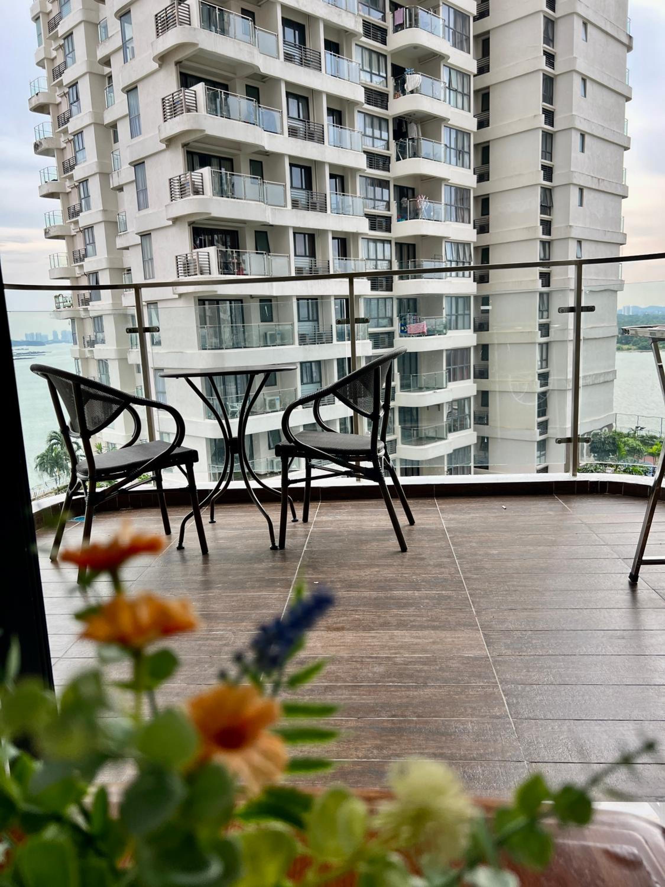DangaBay 2R 4pax with Balcony Seaview near CIQ by Wehome