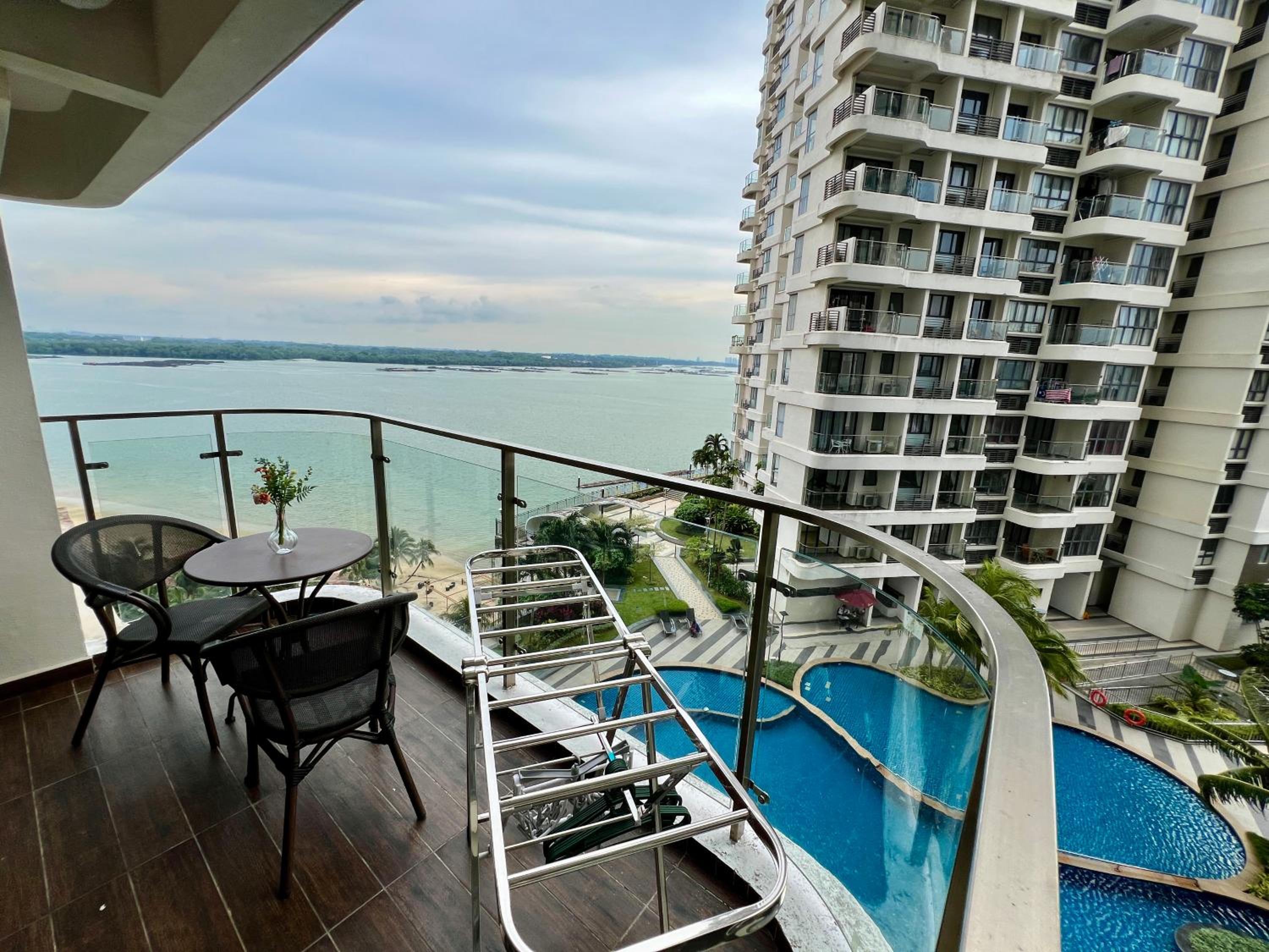 DangaBay 2R 4pax with Balcony Seaview near CIQ by Wehome