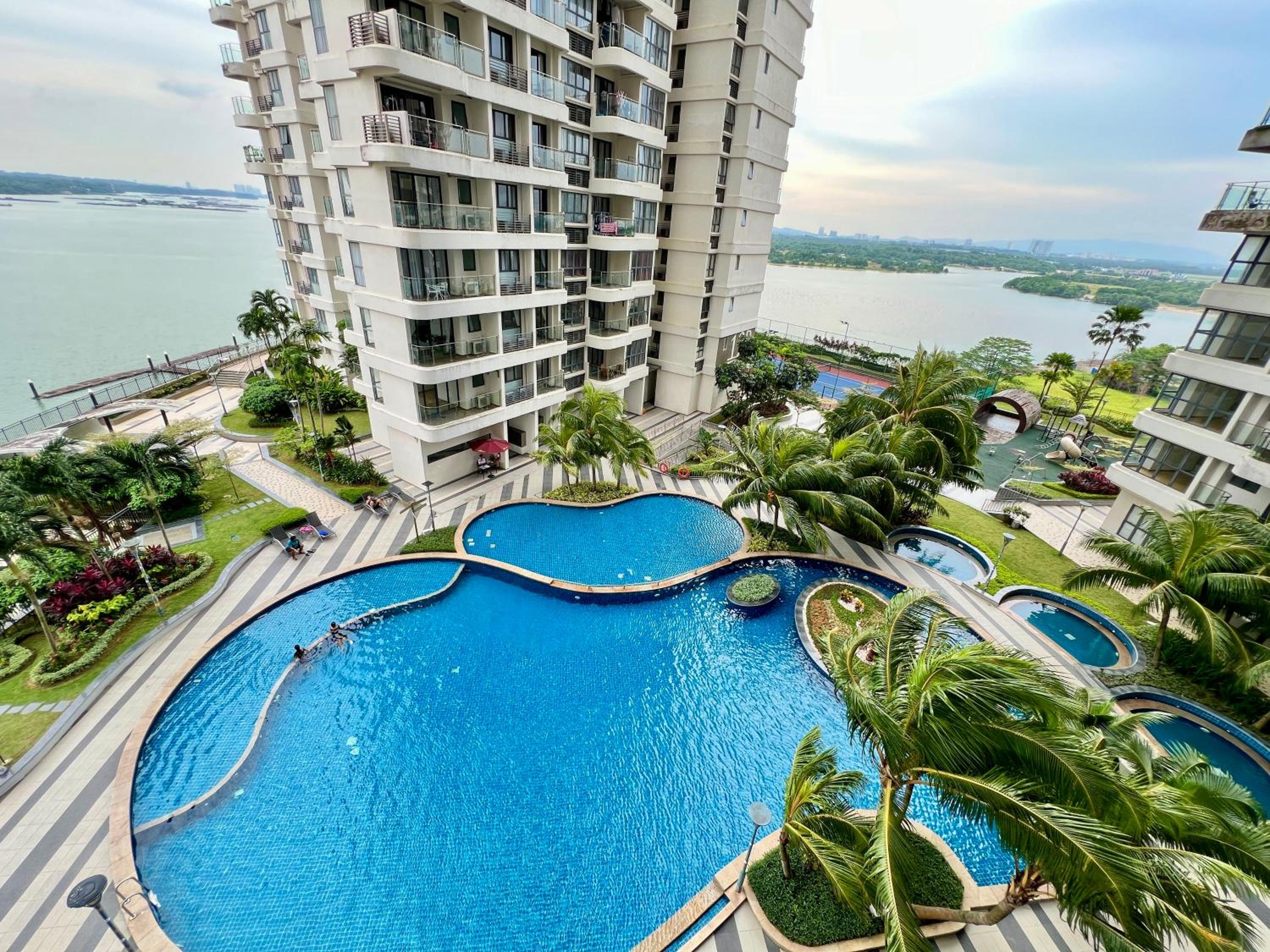 DangaBay 2R 4pax with Balcony Seaview near CIQ by Wehome