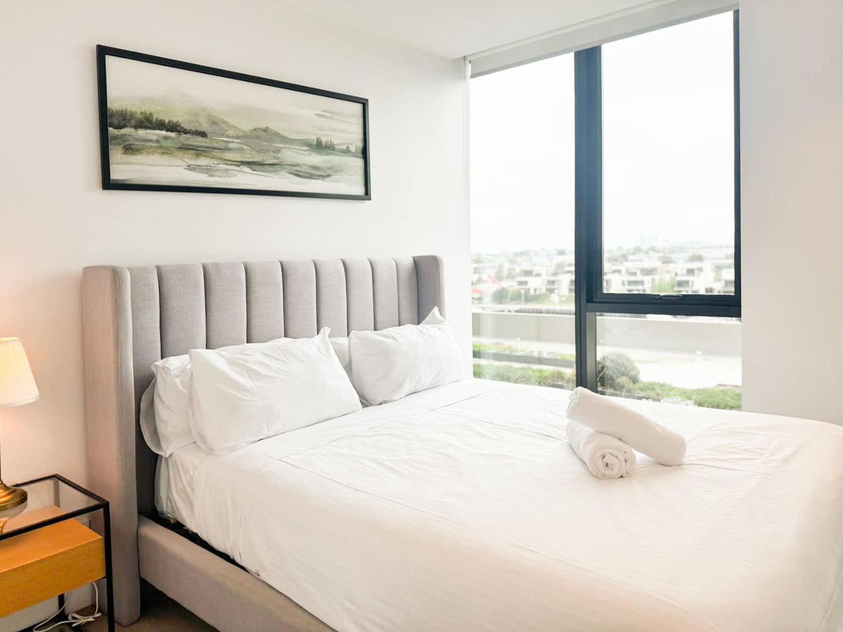 Amazing CBD 3BR Apt Bayview Free Parking