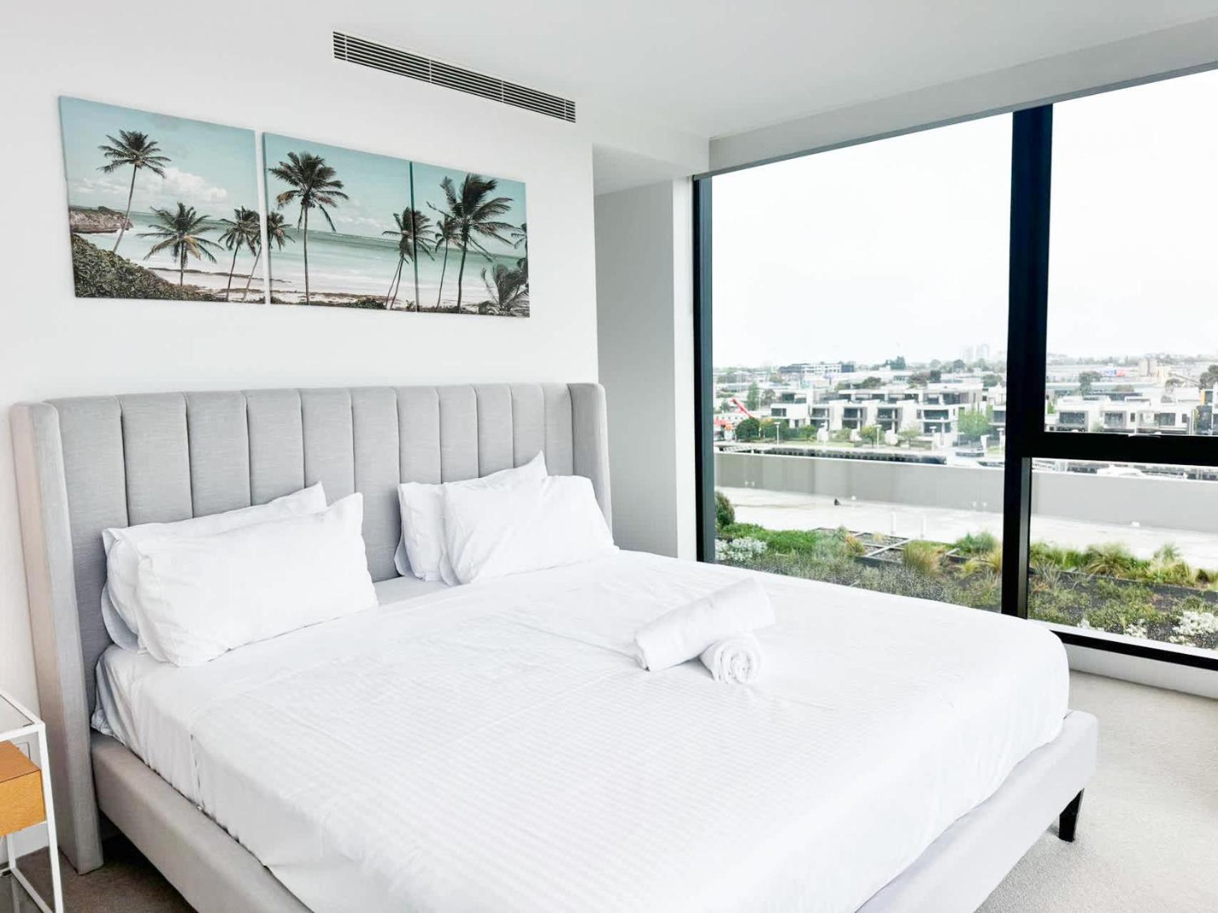 Amazing CBD 3BR Apt Bayview Free Parking