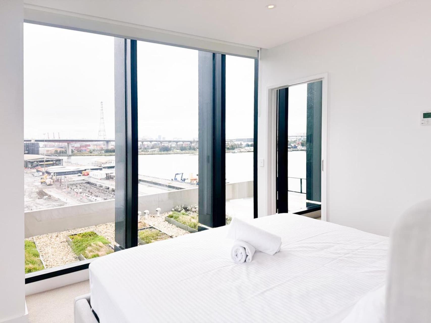 Amazing CBD 3BR Apt Bayview Free Parking