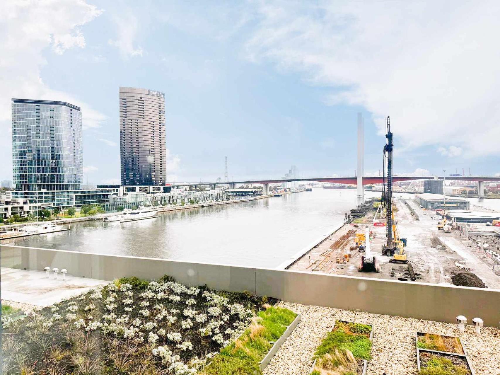Amazing CBD 3BR Apt Bayview Free Parking