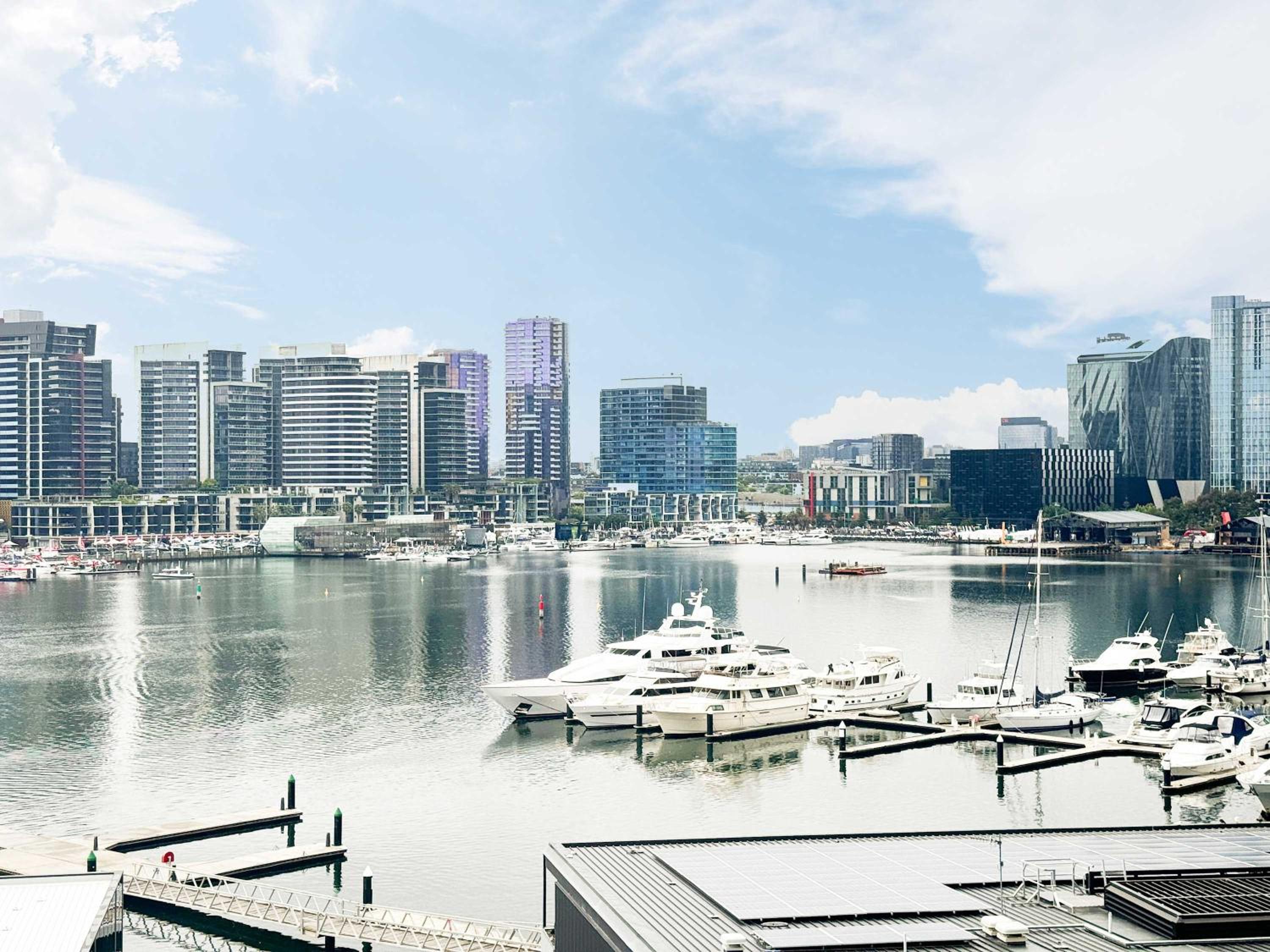 Amazing CBD 3BR Apt Bayview Free Parking