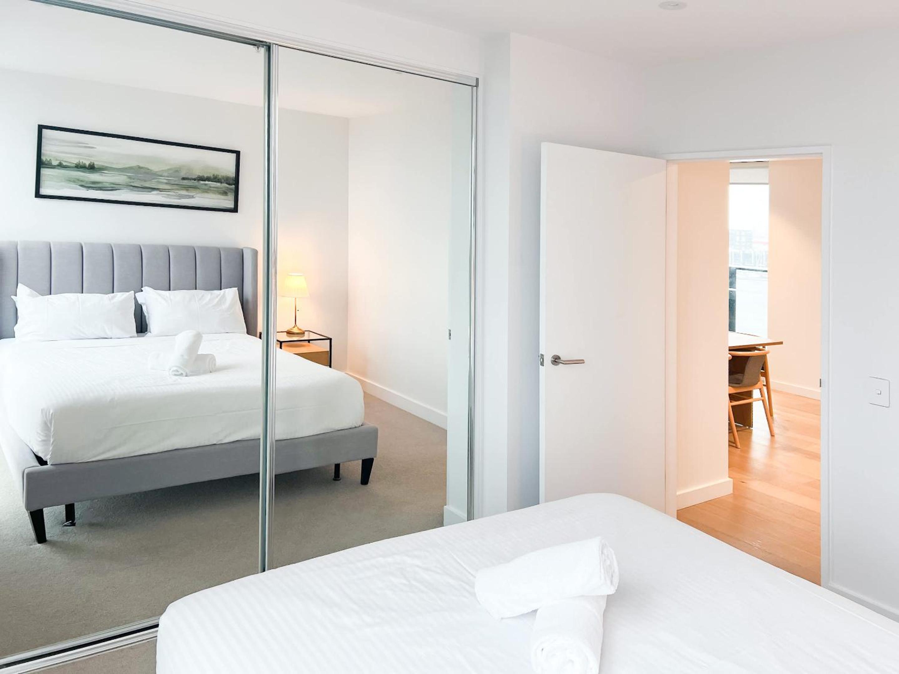 Amazing CBD 3BR Apt Bayview Free Parking