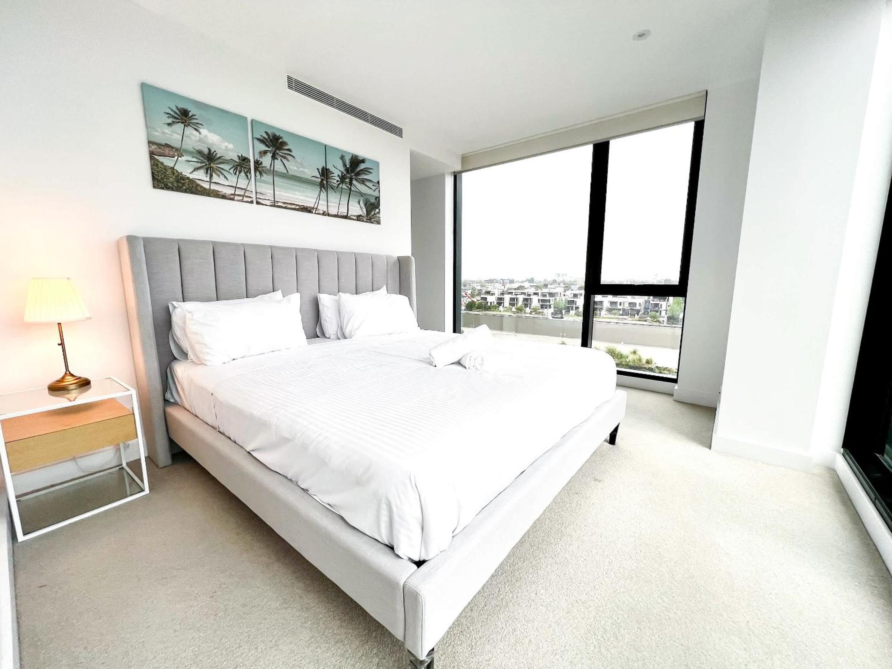 Amazing CBD 3BR Apt Bayview Free Parking