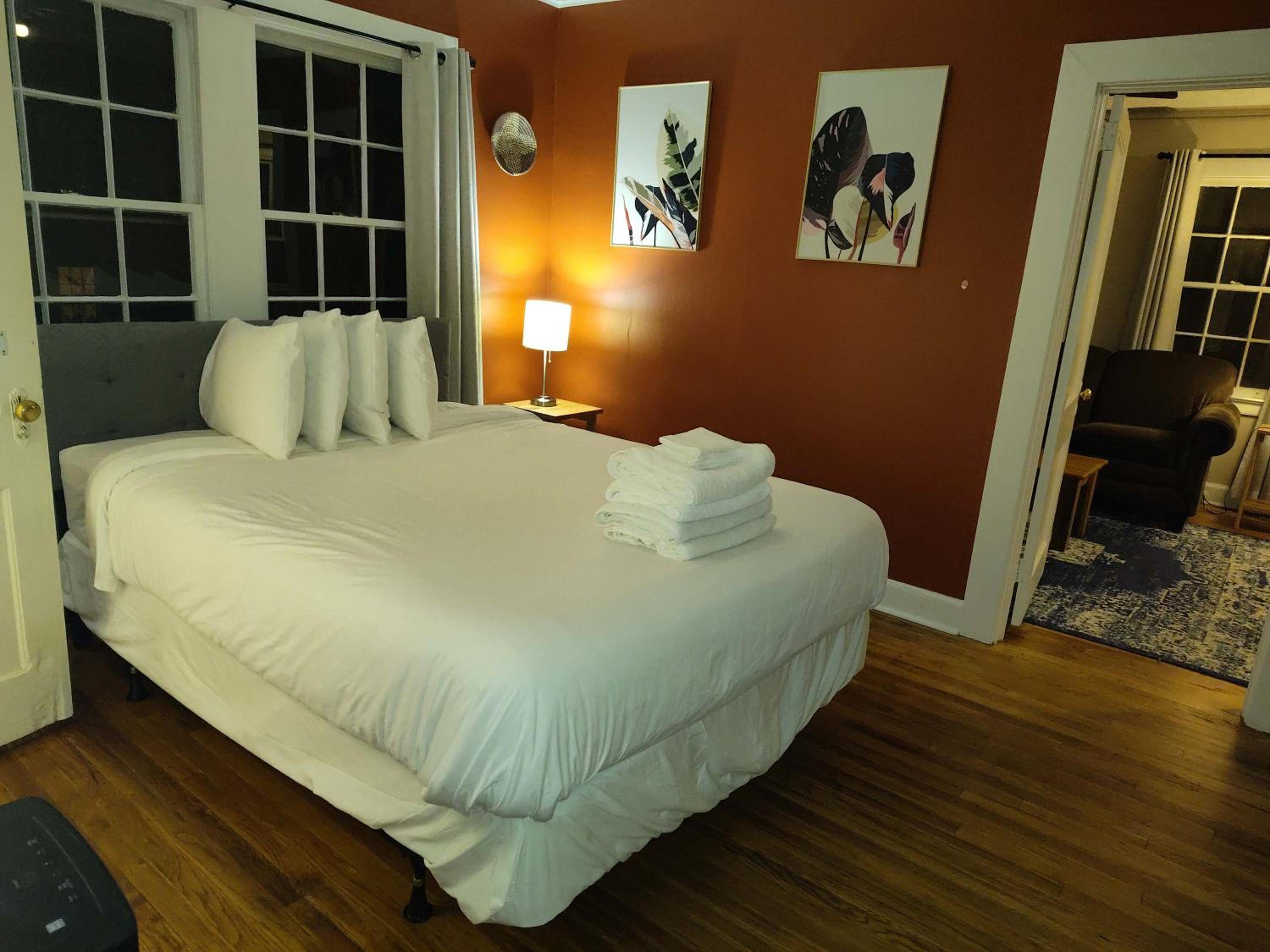 Midtown Magic- Back Unit- 10mins to Downtown