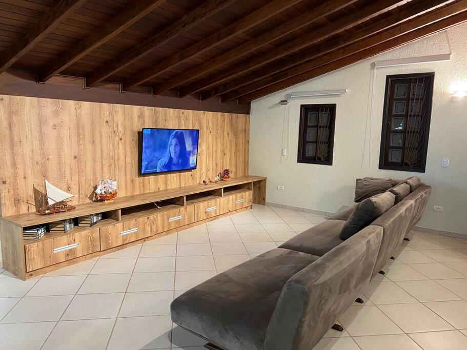 Casa adorável com 6 quartos, piscina, sauna, lareira e academia