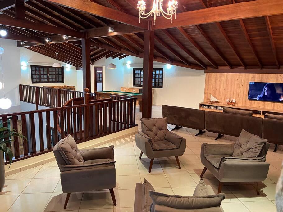 Casa adorável com 6 quartos, piscina, sauna, lareira e academia