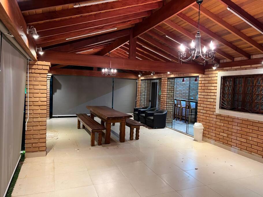 Casa adorável com 6 quartos, piscina, sauna, lareira e academia