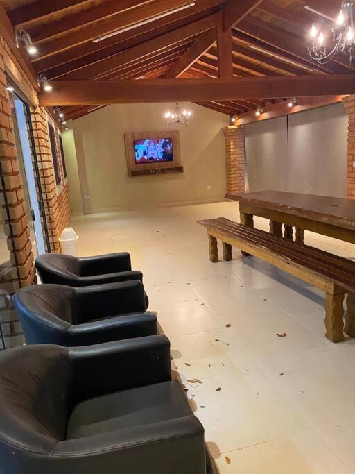 Casa adorável com 6 quartos, piscina, sauna, lareira e academia