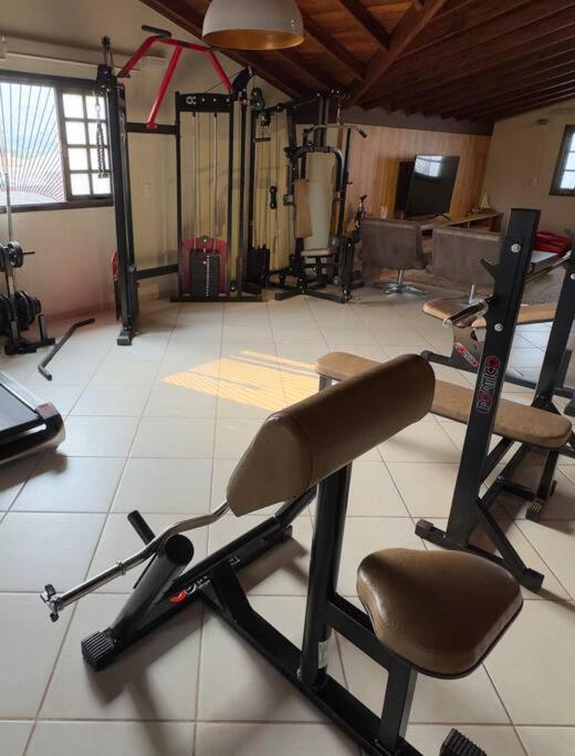 Casa adorável com 6 quartos, piscina, sauna, lareira e academia