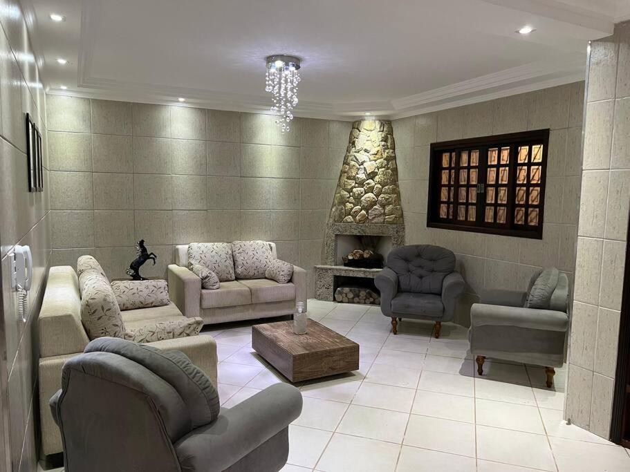 Casa adorável com 6 quartos, piscina, sauna, lareira e academia
