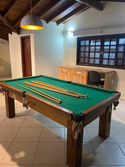 Casa adorável com 6 quartos, piscina, sauna, lareira e academia