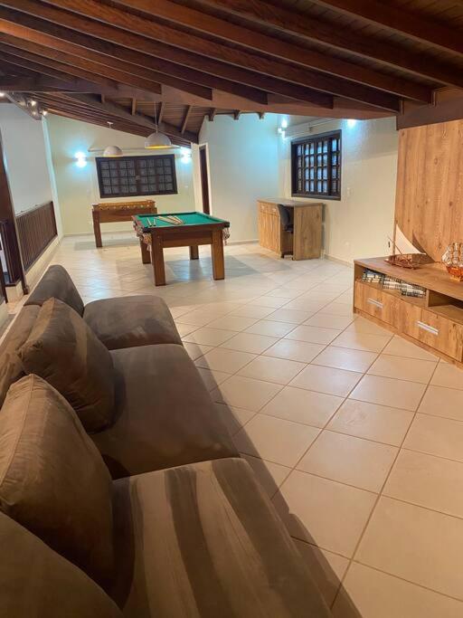 Casa adorável com 6 quartos, piscina, sauna, lareira e academia