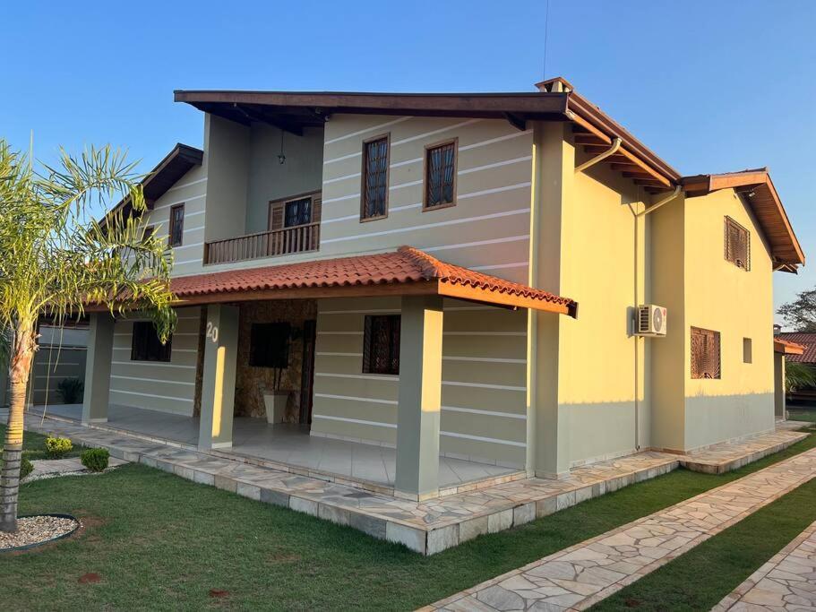 Casa adorável com 6 quartos, piscina, sauna, lareira e academia
