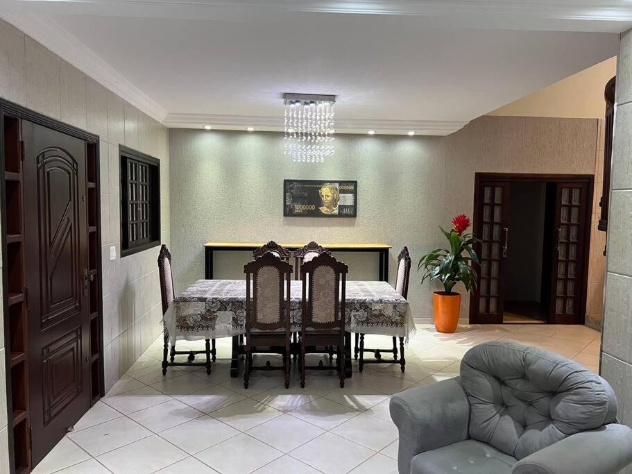 Casa adorável com 6 quartos, piscina, sauna, lareira e academia