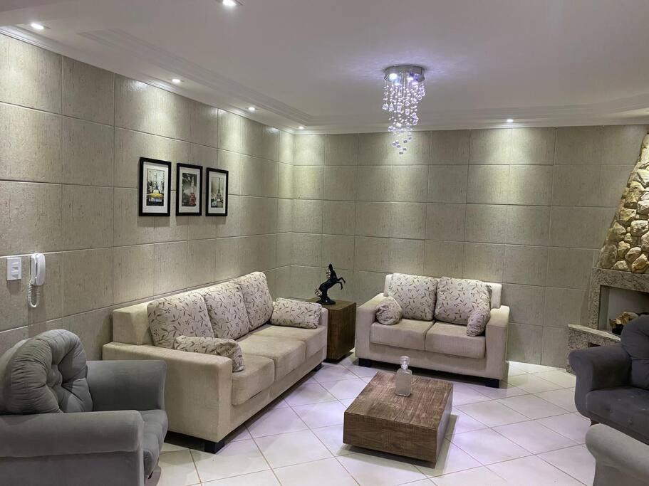 Casa adorável com 6 quartos, piscina, sauna, lareira e academia