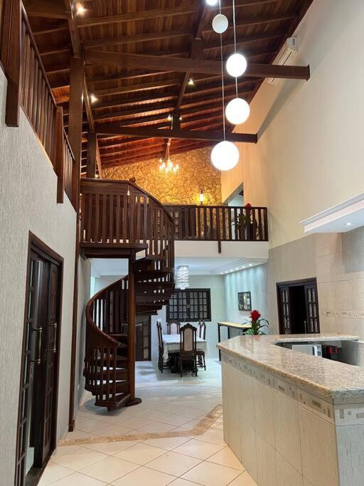 Casa adorável com 6 quartos, piscina, sauna, lareira e academia