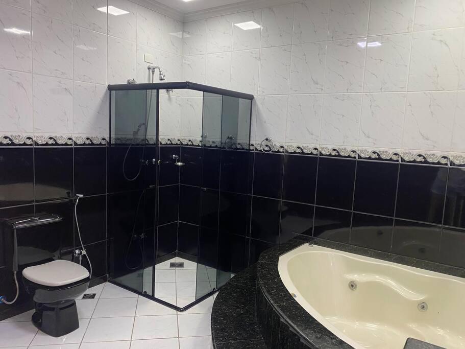 Casa adorável com 6 quartos, piscina, sauna, lareira e academia