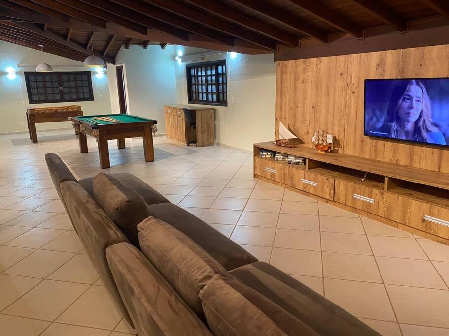 Casa adorável com 6 quartos, piscina, sauna, lareira e academia