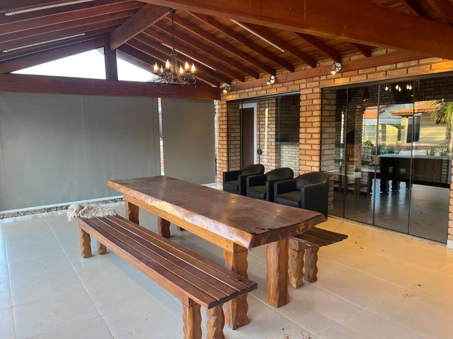 Casa adorável com 6 quartos, piscina, sauna, lareira e academia