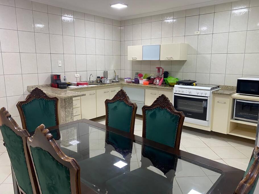 Casa adorável com 6 quartos, piscina, sauna, lareira e academia