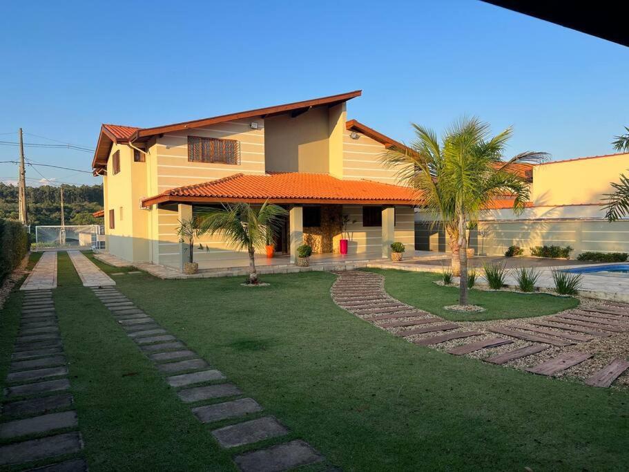 Casa adorável com 6 quartos, piscina, sauna, lareira e academia