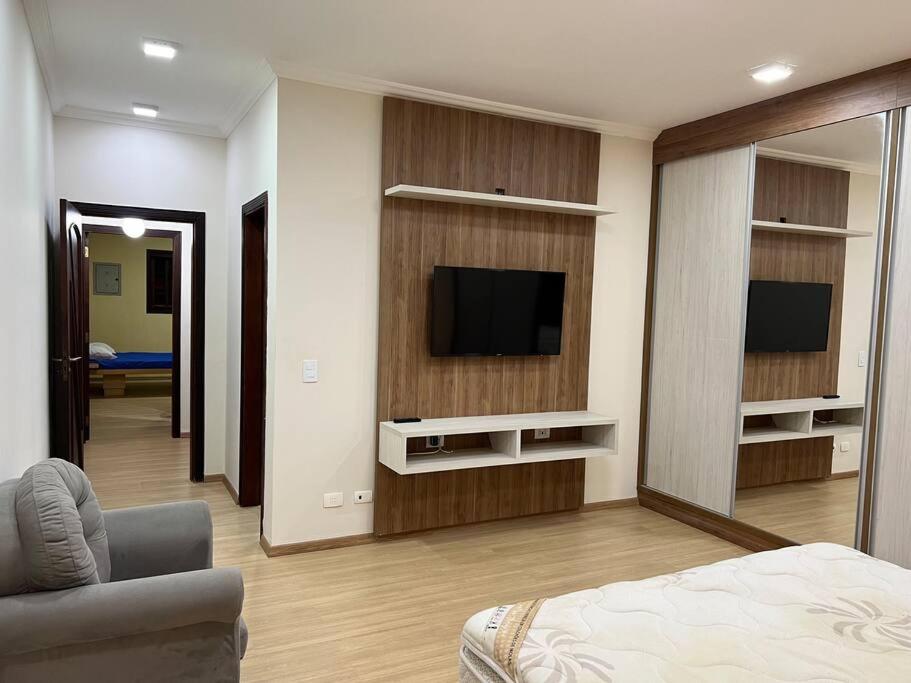 Casa adorável com 6 quartos, piscina, sauna, lareira e academia