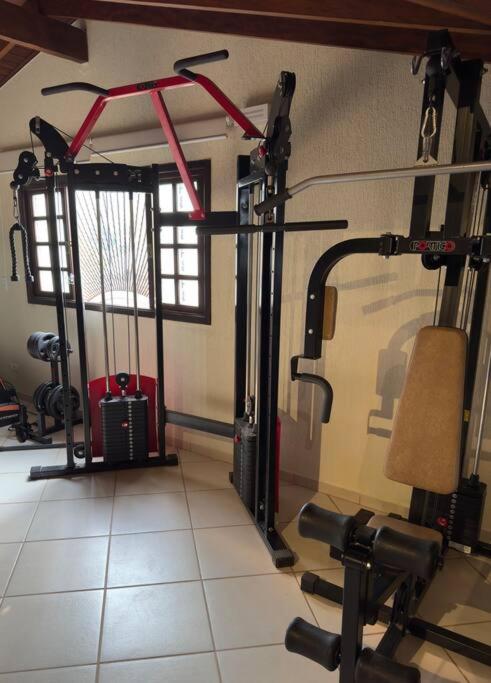 Casa adorável com 6 quartos, piscina, sauna, lareira e academia